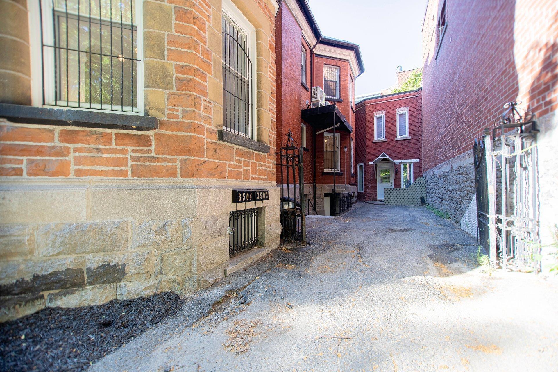 









3500


Av. Laval

,
Montréal (Le Plateau-Mont-Royal),




QC
H2X3C8

