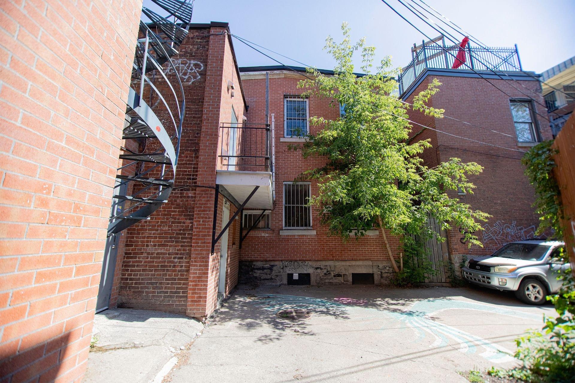 









3500


Av. Laval

,
Montréal (Le Plateau-Mont-Royal),




QC
H2X3C8

