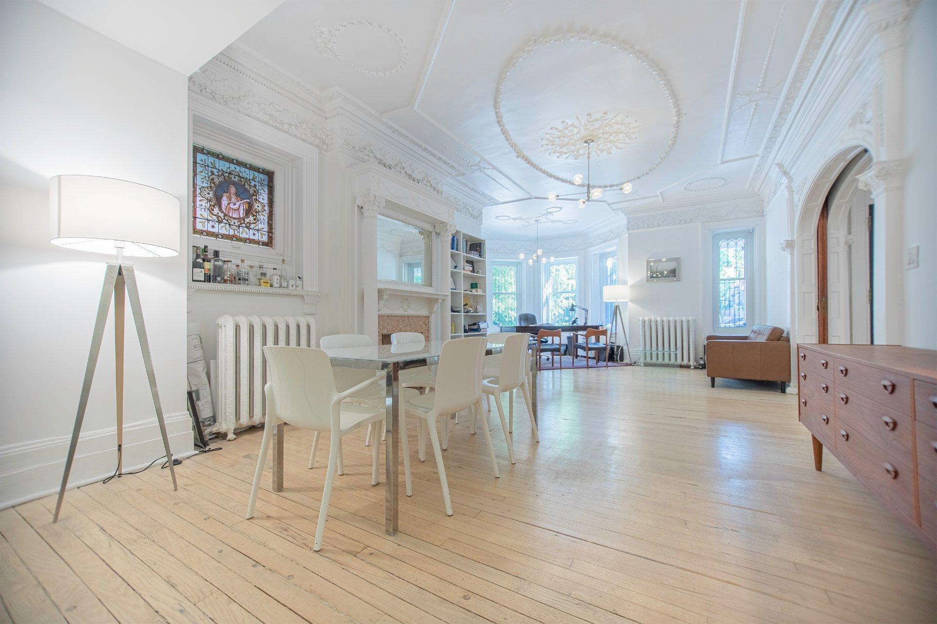 









3500


Av. Laval

,
Montréal (Le Plateau-Mont-Royal),




QC
H2X3C8

