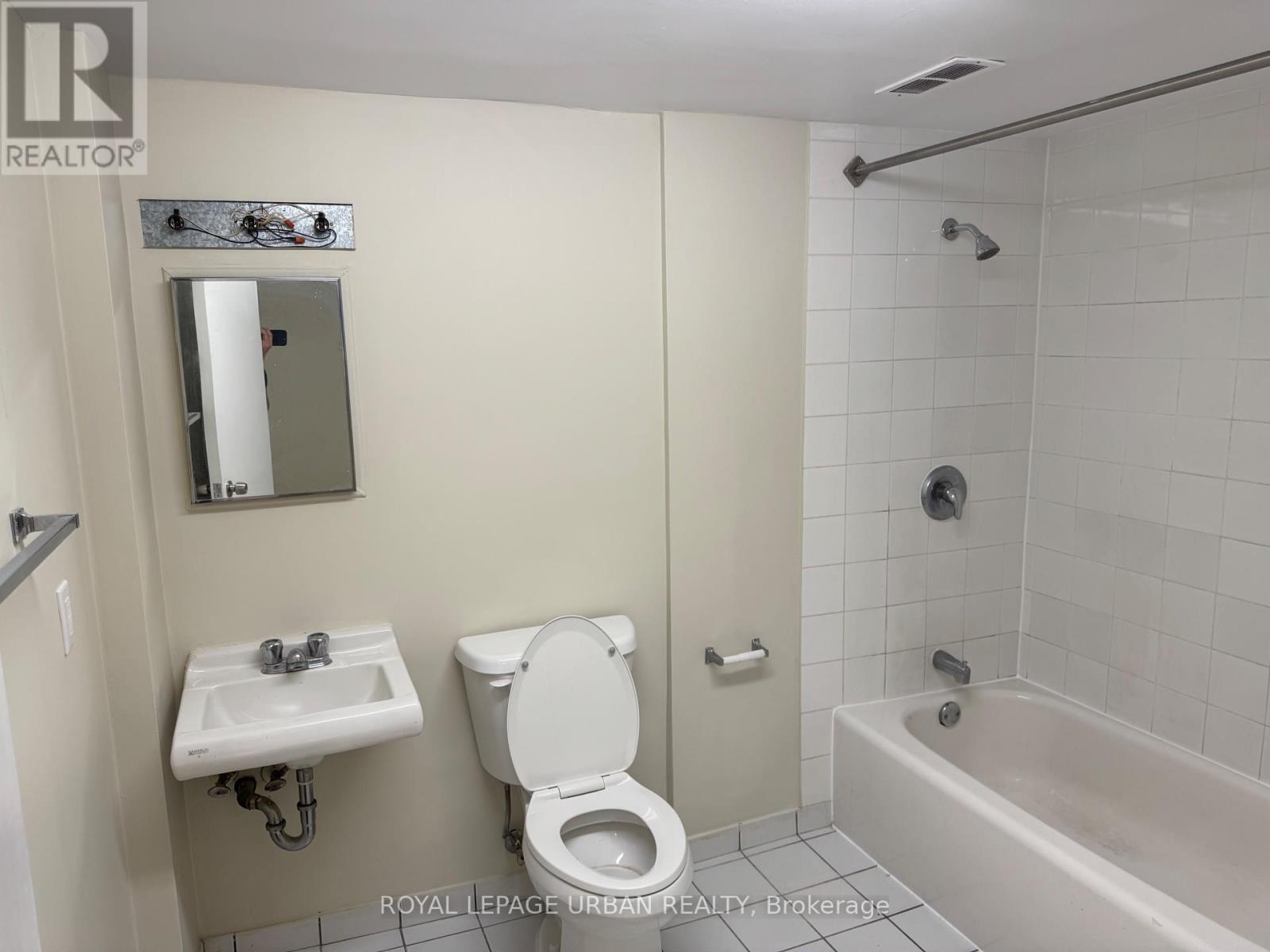 












1 B - 985 COXWELL AVENUE

,
Toronto,




Ontario
M4C3G4

