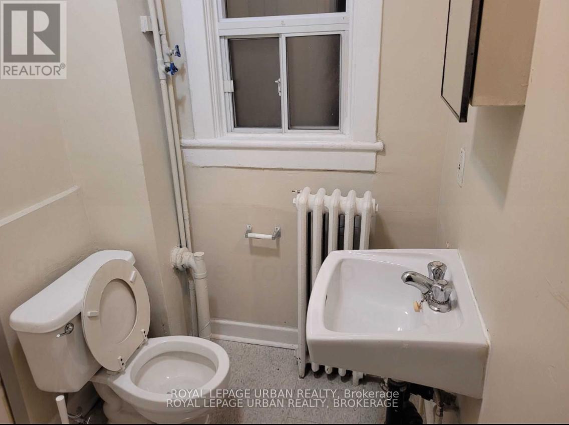 












2ND FLOOR - 919 CARLAW AVENUE

,
Toronto,




Ontario
M4K3L5

