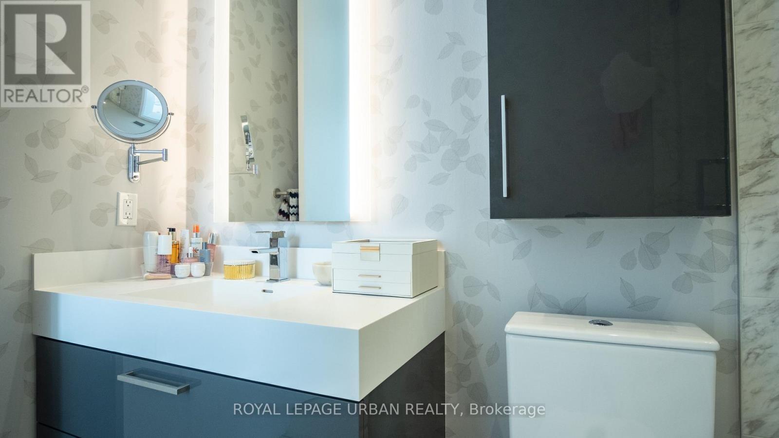 












LPH8 - 1 YORKVILLE AVENUE

,
Toronto,




Ontario
M4W1L1

