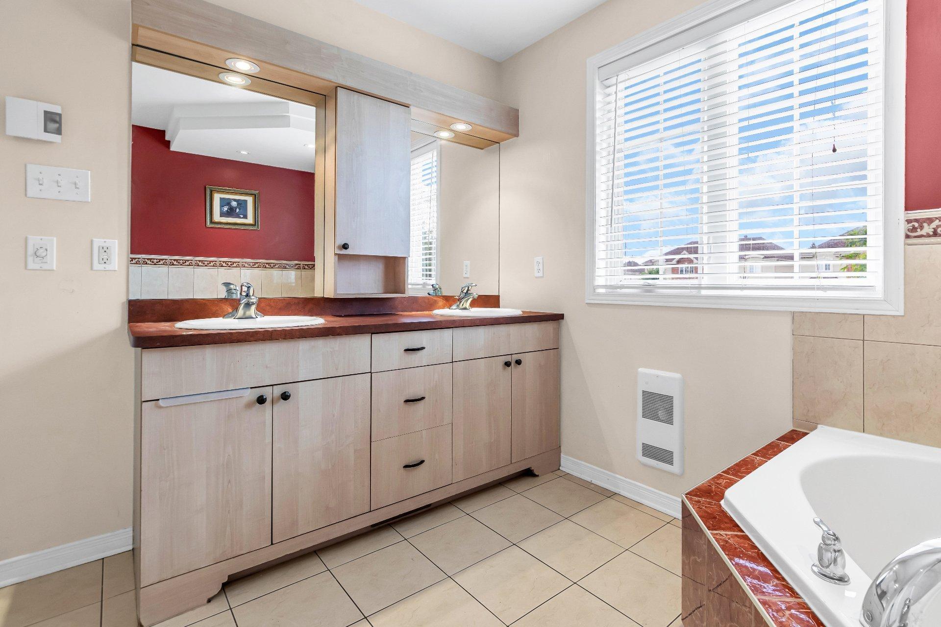 









5018


Rue Périard

,
Montréal (Pierrefonds-Roxboro),




QC
H9J4E2


