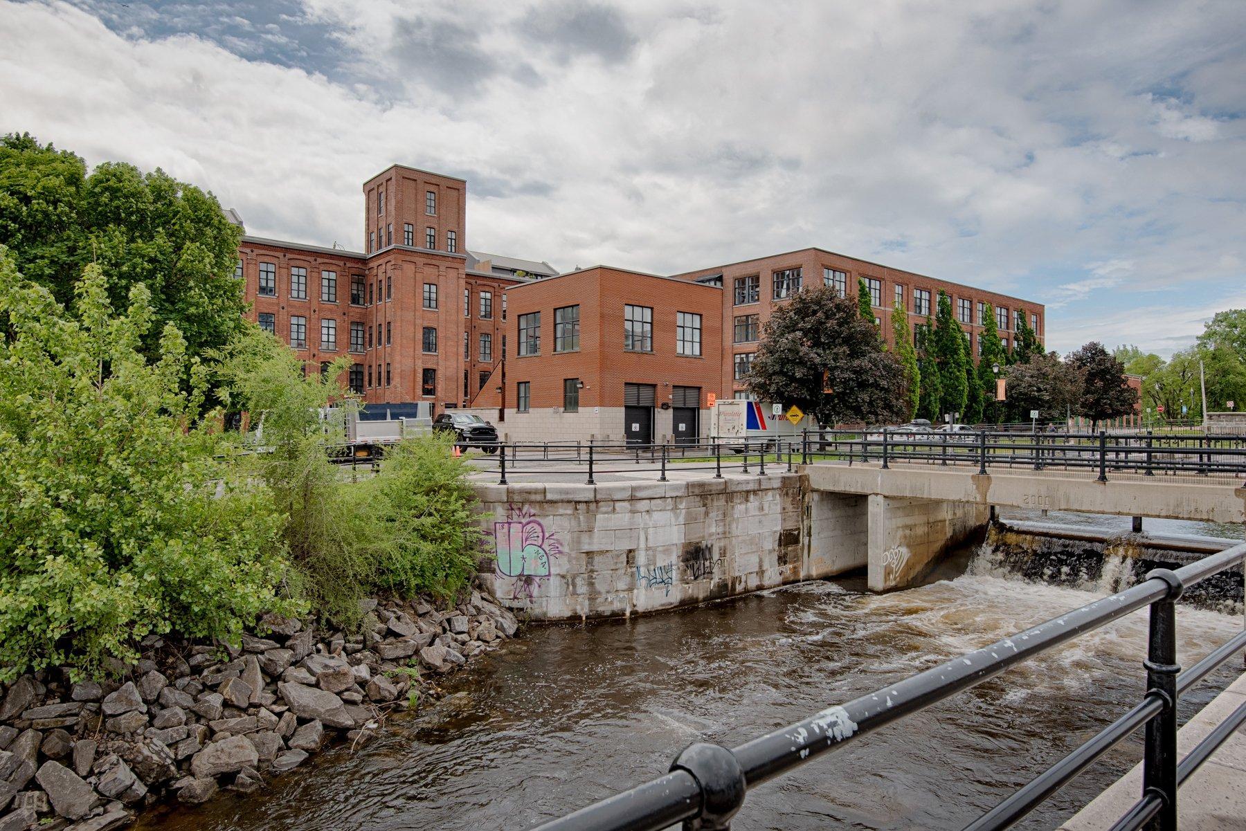 









1790


Rue du Canal

, 404,
Montréal (Le Sud-Ouest),




QC
H3K3E6

