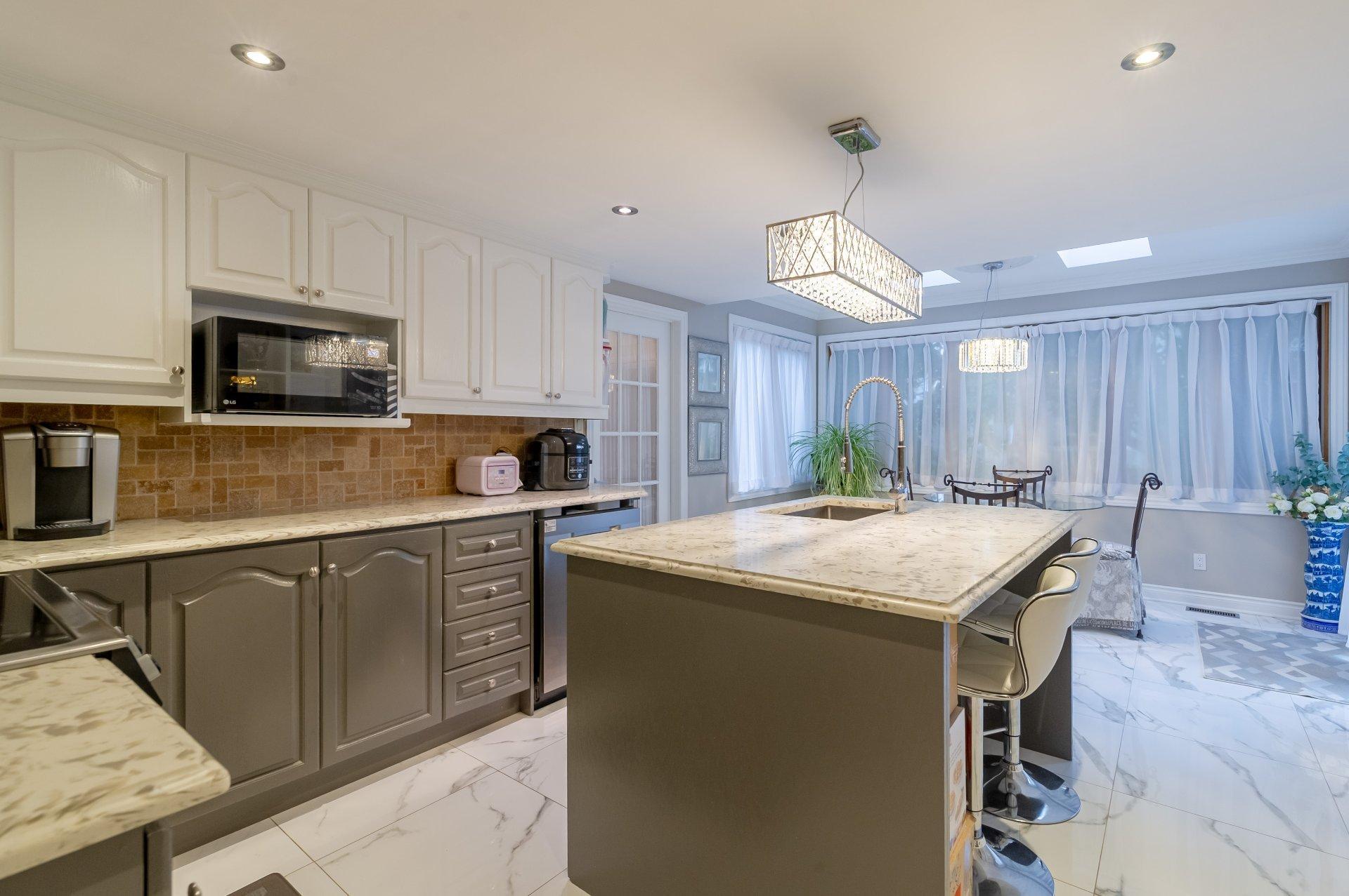 









990


Rue Renoir

,
Brossard,




QC
J4X2G9

