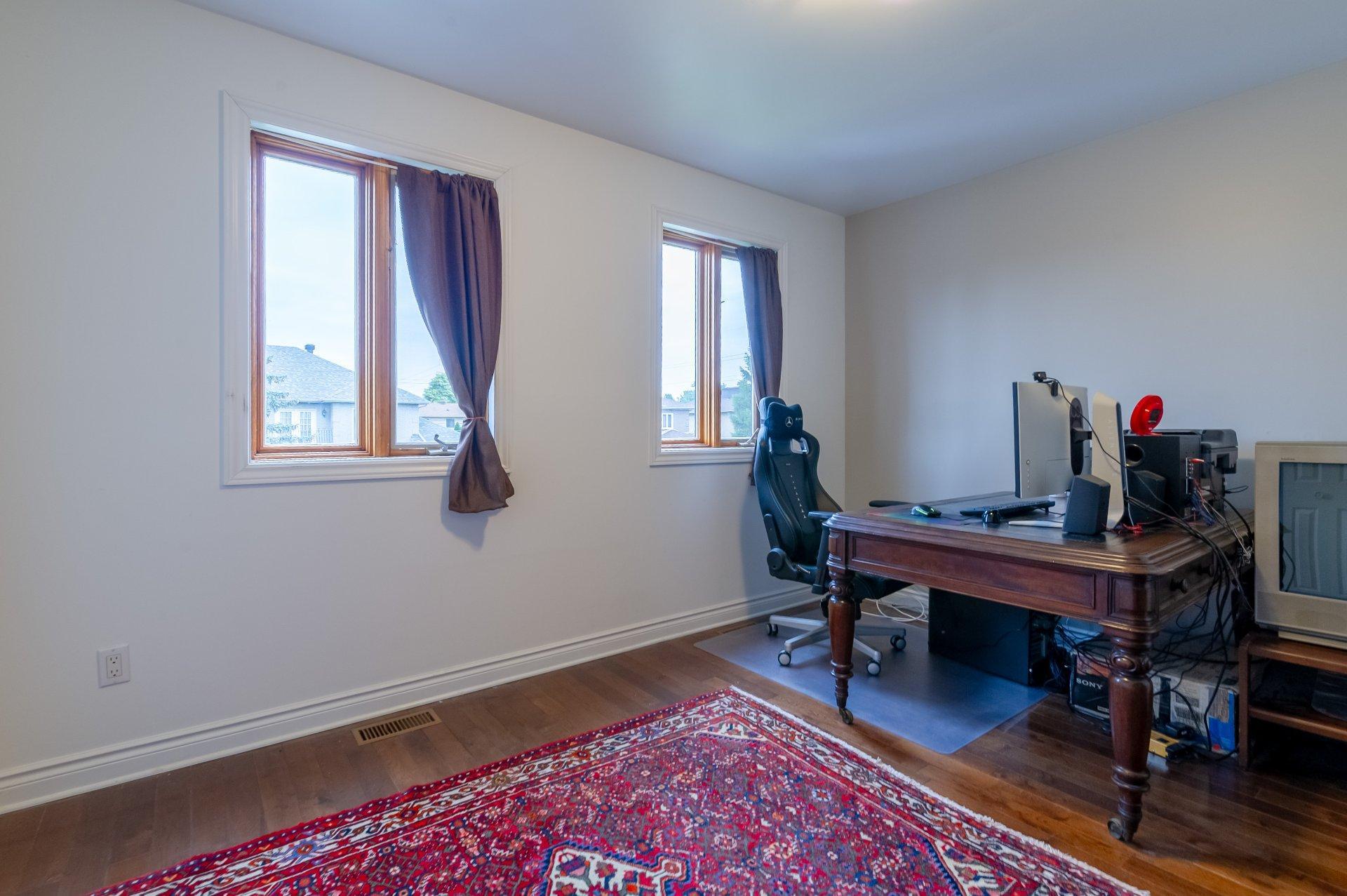 









990


Rue Renoir

,
Brossard,




QC
J4X2G9

