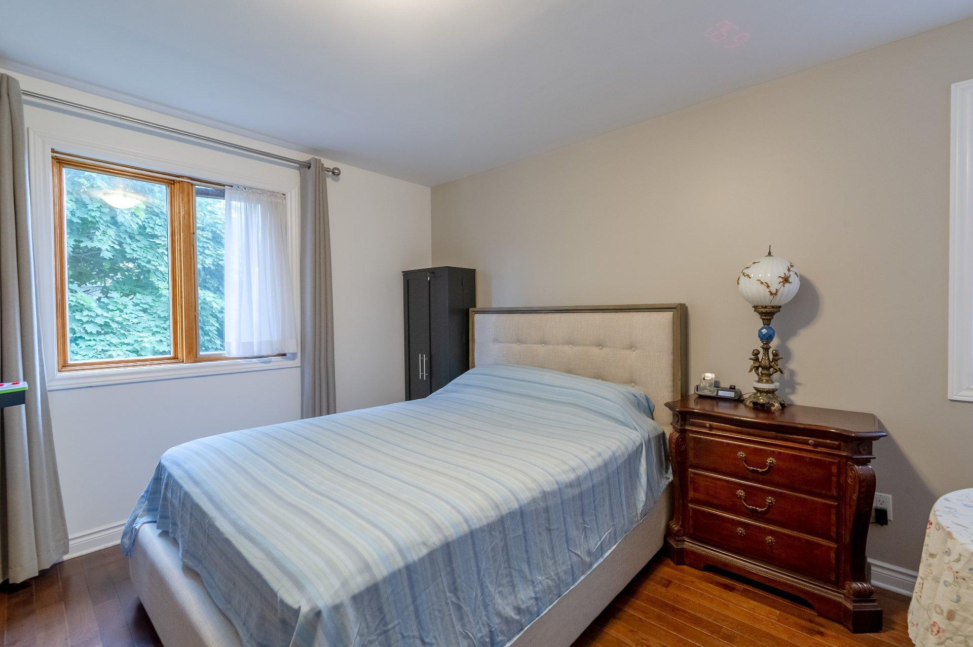 









990


Rue Renoir

,
Brossard,




QC
J4X2G9

