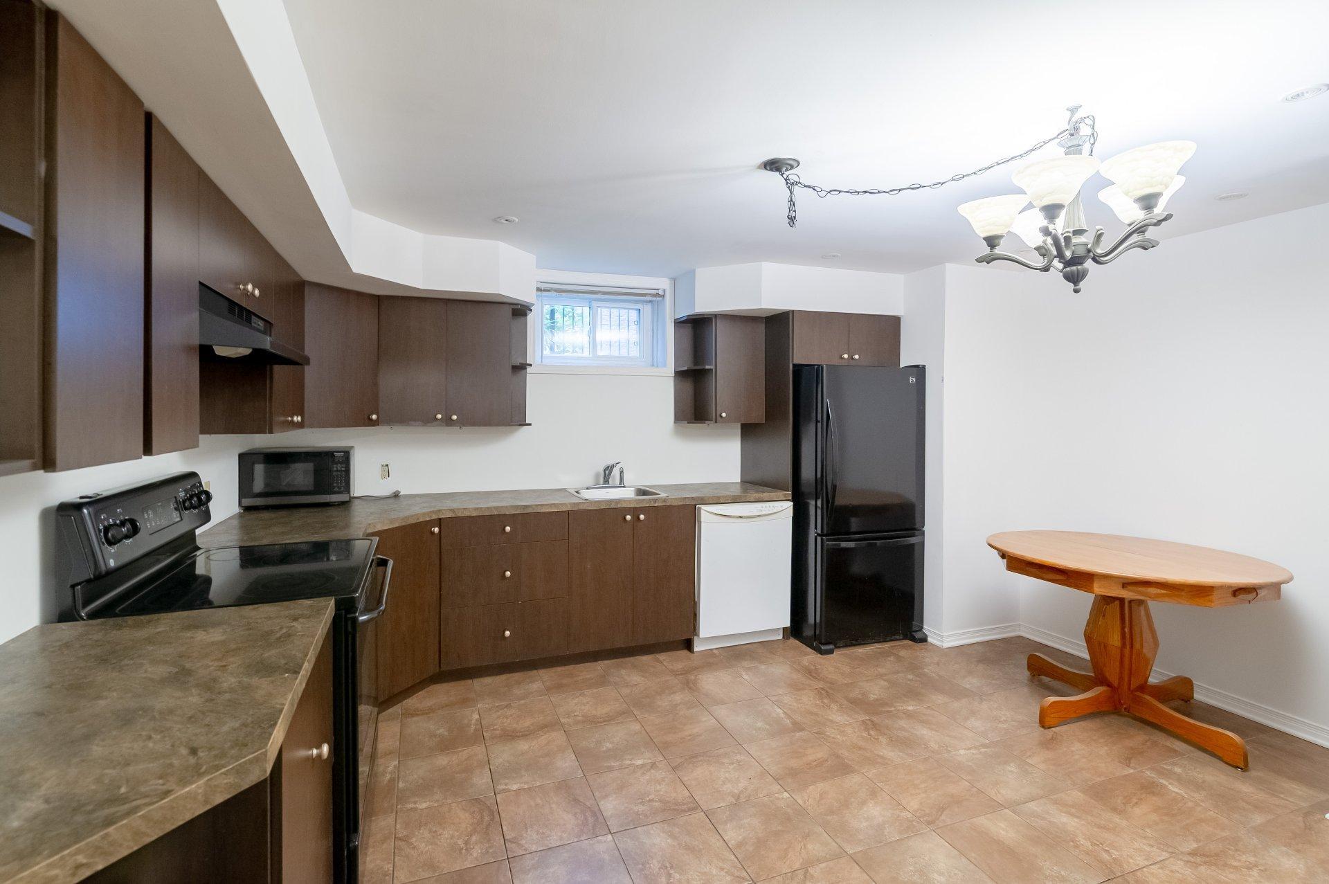 









990


Rue Renoir

,
Brossard,




QC
J4X2G9


