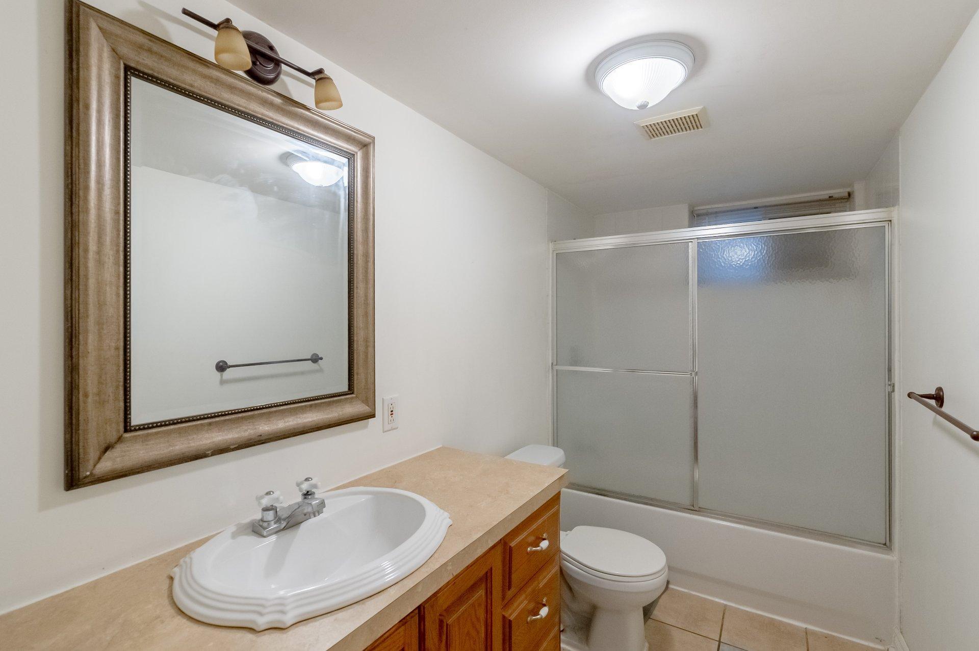









990


Rue Renoir

,
Brossard,




QC
J4X2G9

