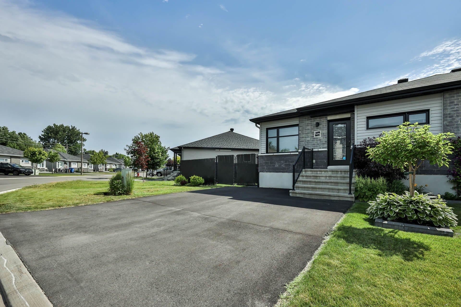 









139


Rue Alexandre-Rodrigue

,
Gatineau (Buckingham),




QC
J8L0Z2

