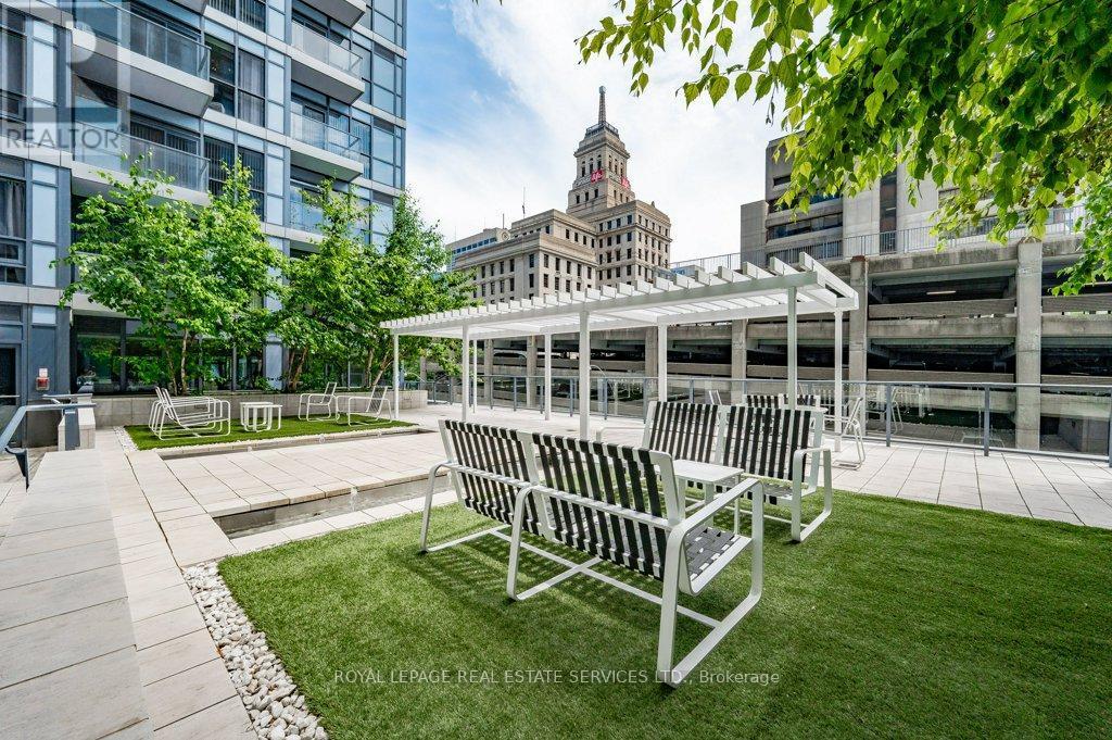 












1505 - 210 SIMCOE STREET

,
Toronto,




Ontario
M5T0A9

