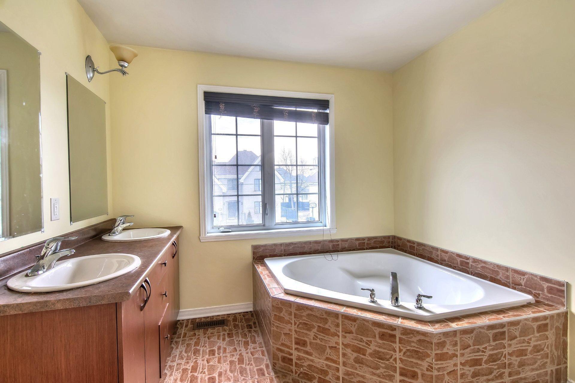 









2088


Rue de Bordeaux

,
Vaudreuil-Dorion,




QC
J7V9W8

