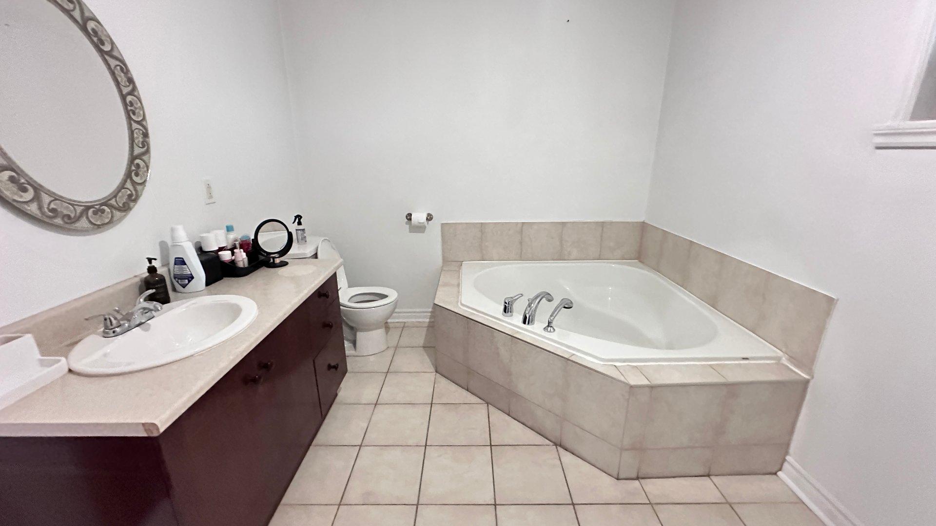 









737


Rue Principale

, C,
Saint-Sauveur,




QC
J0R1R2

