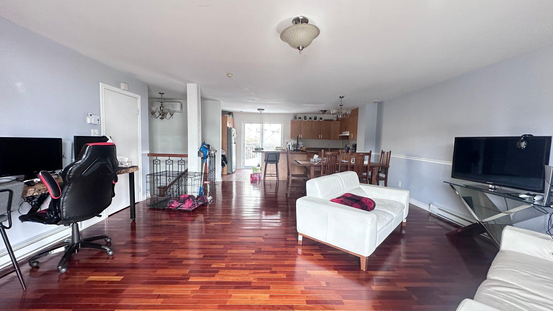 









737


Rue Principale

, C,
Saint-Sauveur,




QC
J0R1R2


