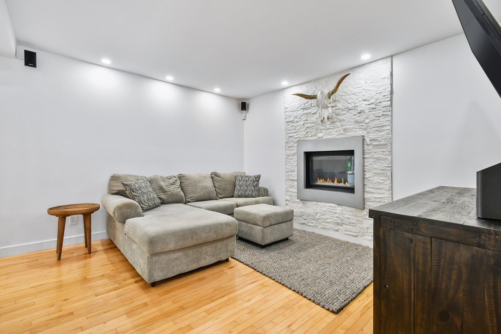 









625


Rue La Bruyère

,
Laval (Auteuil),




QC
H1H1X2

