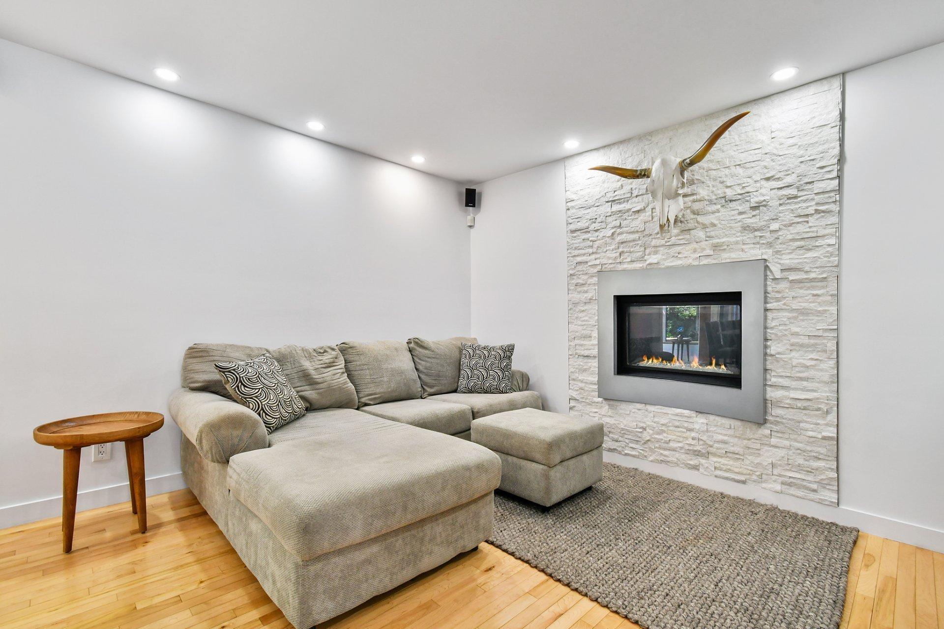 









625


Rue La Bruyère

,
Laval (Auteuil),




QC
H1H1X2

