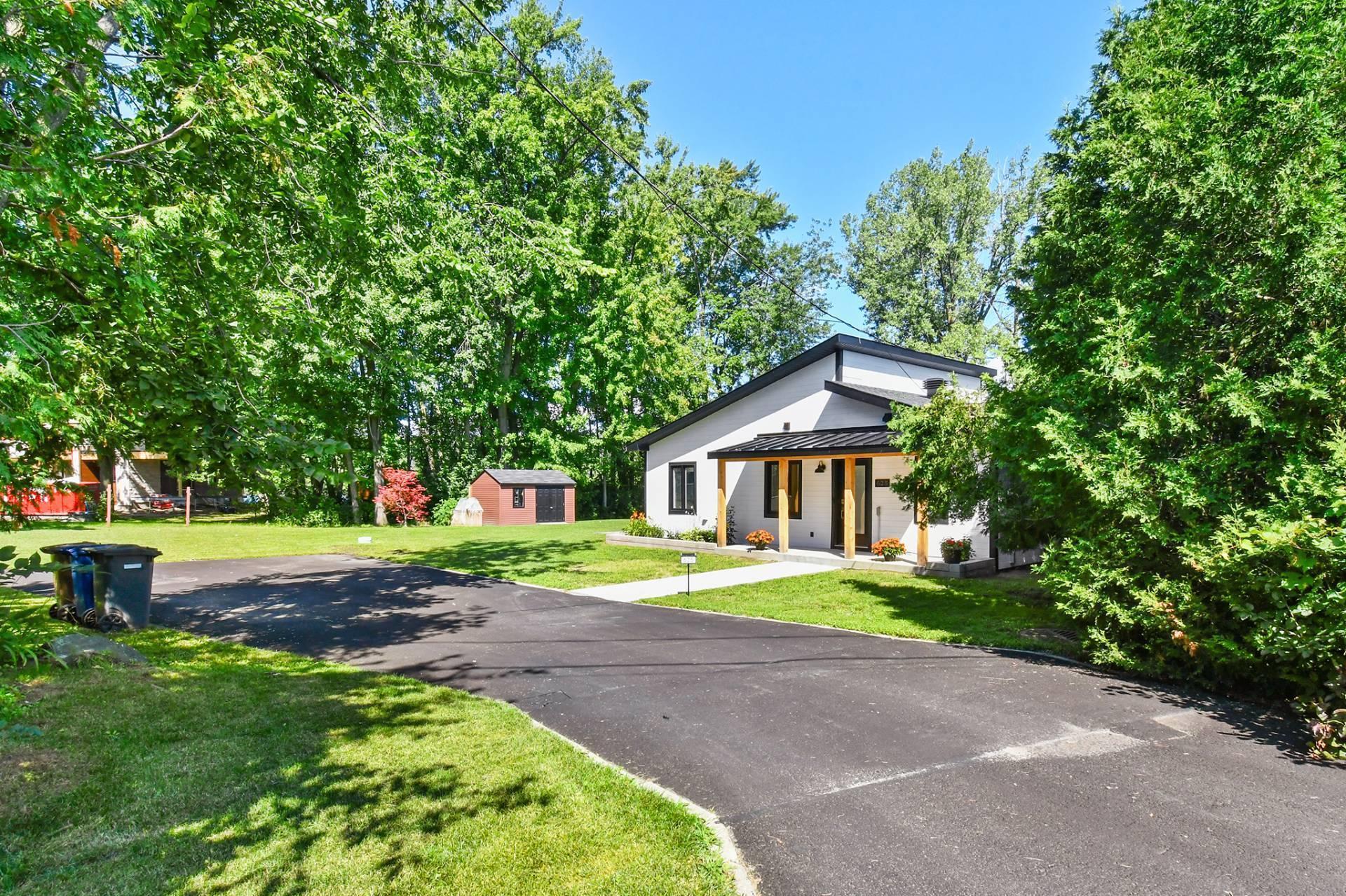 









625


Rue La Bruyère

,
Laval (Auteuil),




QC
H1H1X2

