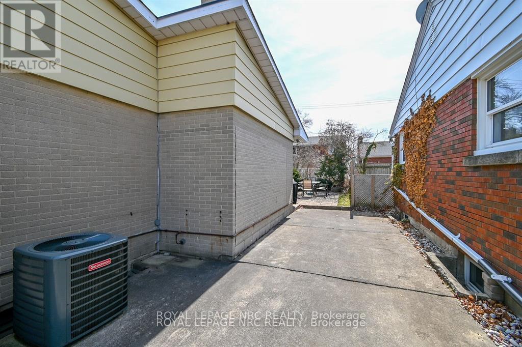












8 MACBETH BOULEVARD

,
St. Catharines (Glendale/Glenridge),




Ontario
L2T2M2

