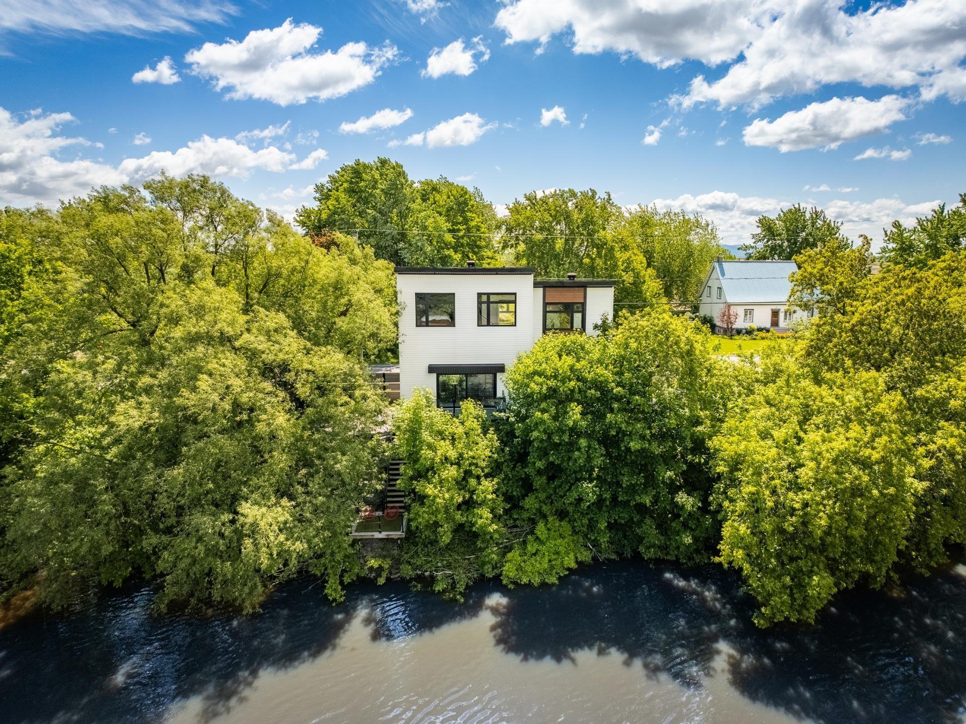 









6000


Rue St-Pierre O.

,
Saint-Hyacinthe,




QC
J2T5G9

