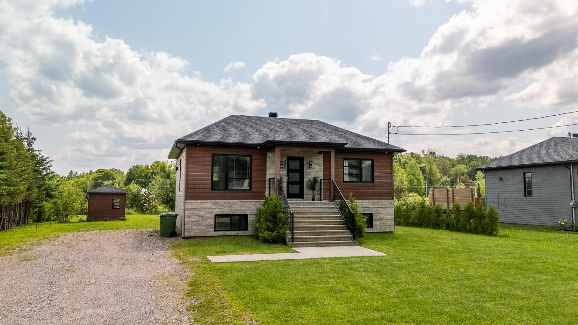 









225


Rue des Pivoines

,
Mont-Laurier,




QC
J9L3G3

