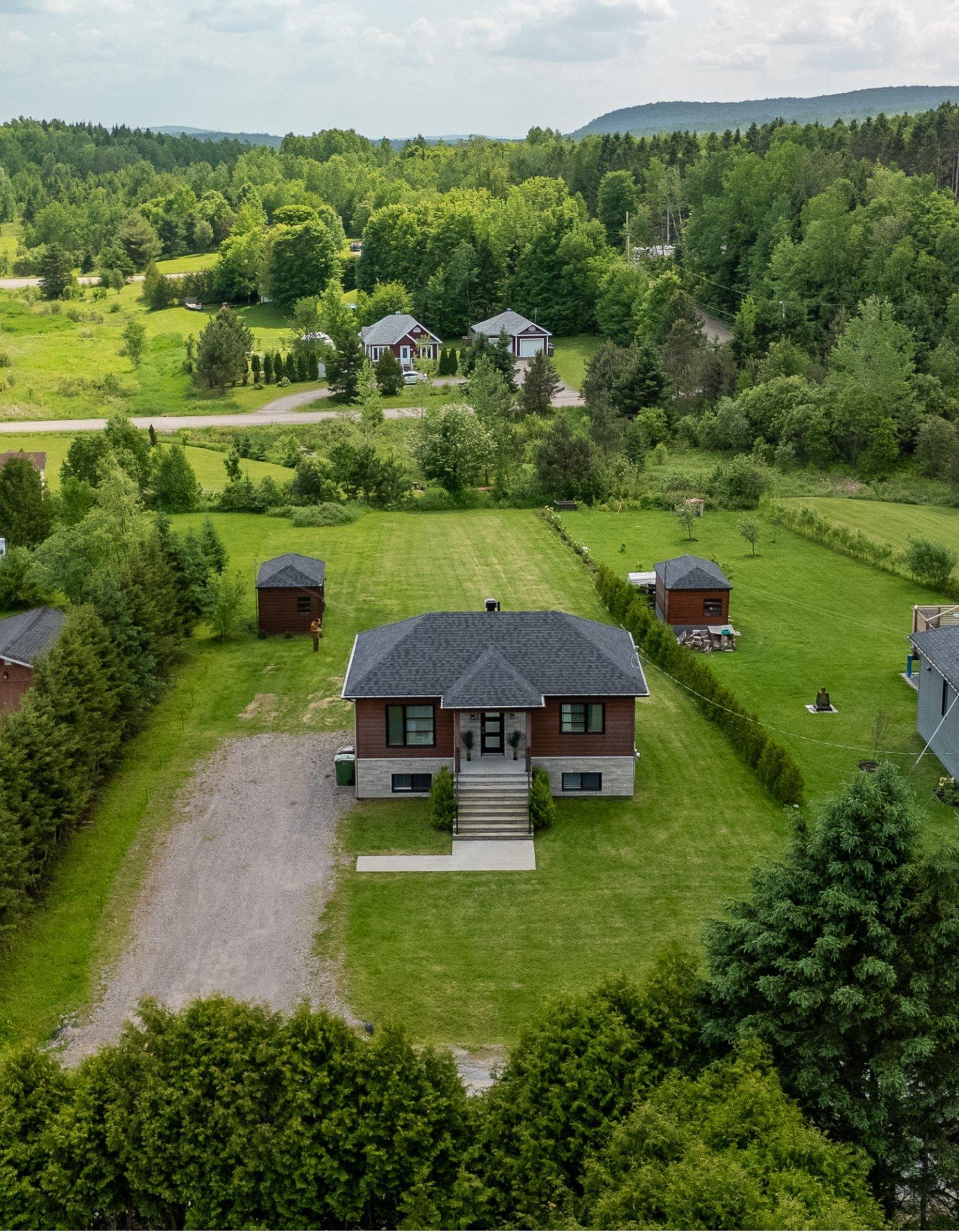 









225


Rue des Pivoines

,
Mont-Laurier,




QC
J9L3G3

