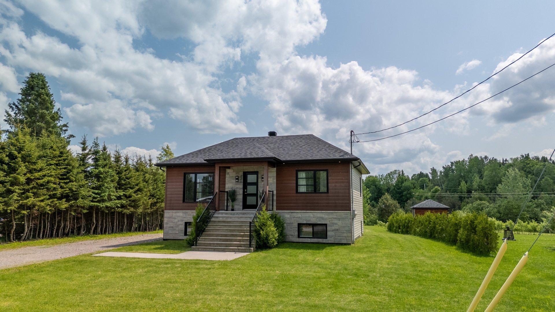 









225


Rue des Pivoines

,
Mont-Laurier,




QC
J9L3G3

