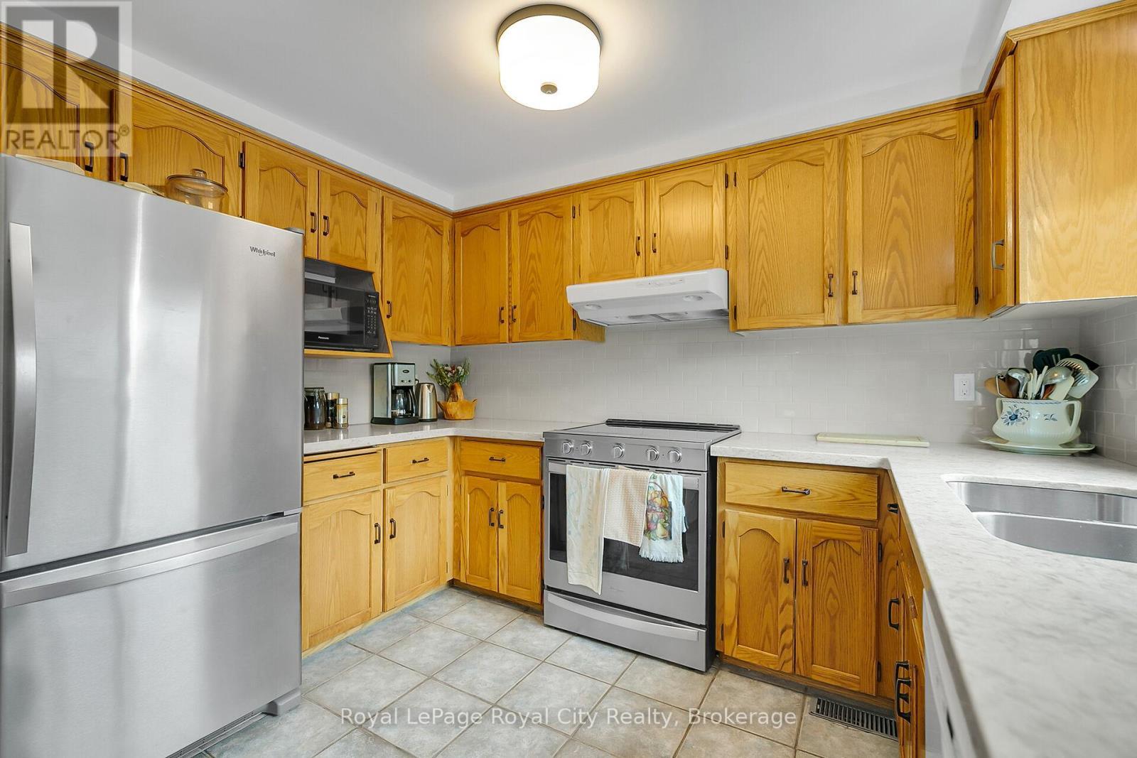 












18 SMART STREET

,
Guelph (Kortright West),




Ontario
N1G4L4

