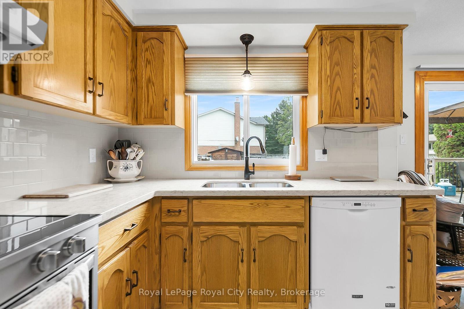 












18 SMART STREET

,
Guelph (Kortright West),




Ontario
N1G4L4

