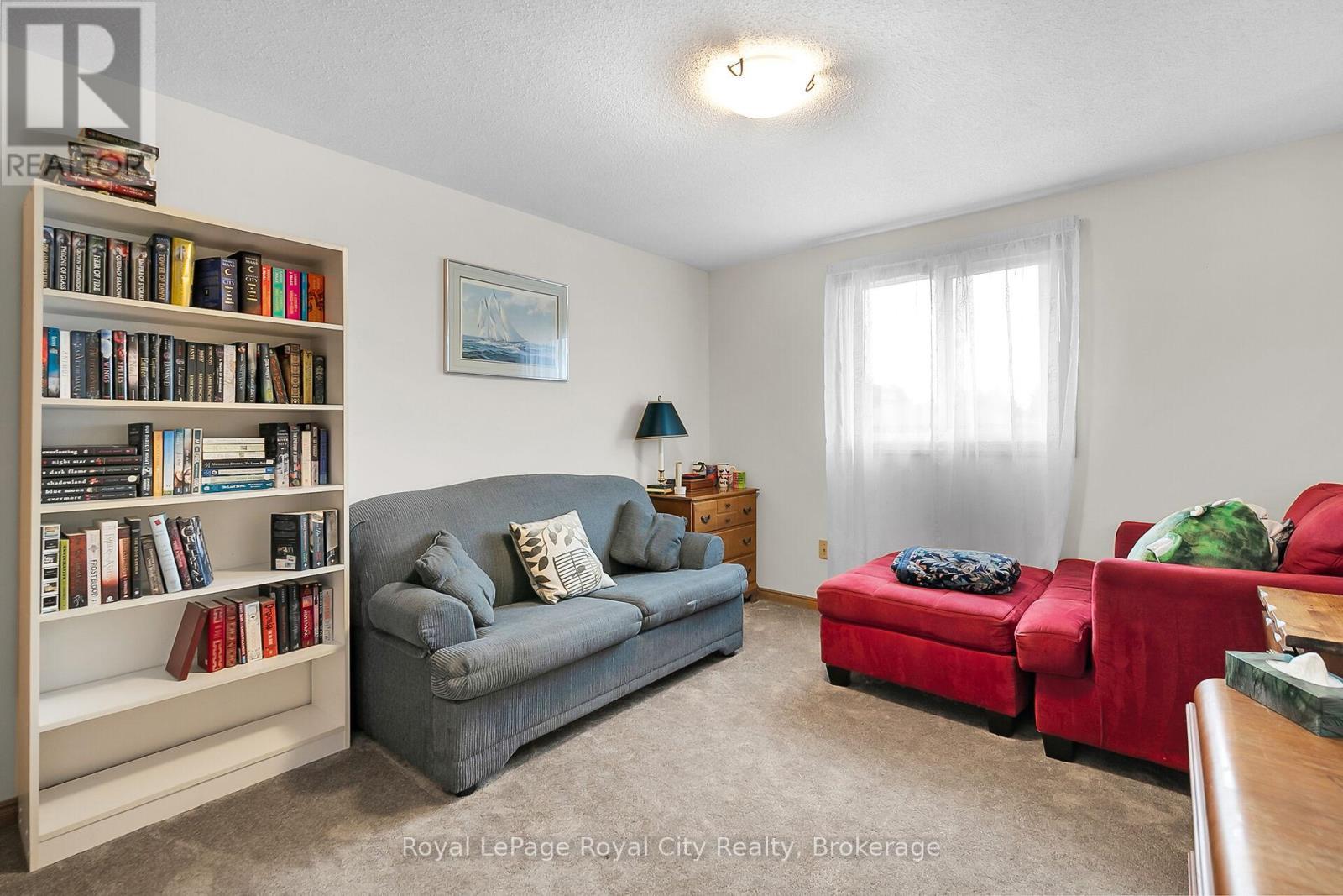 












18 SMART STREET

,
Guelph (Kortright West),




Ontario
N1G4L4

