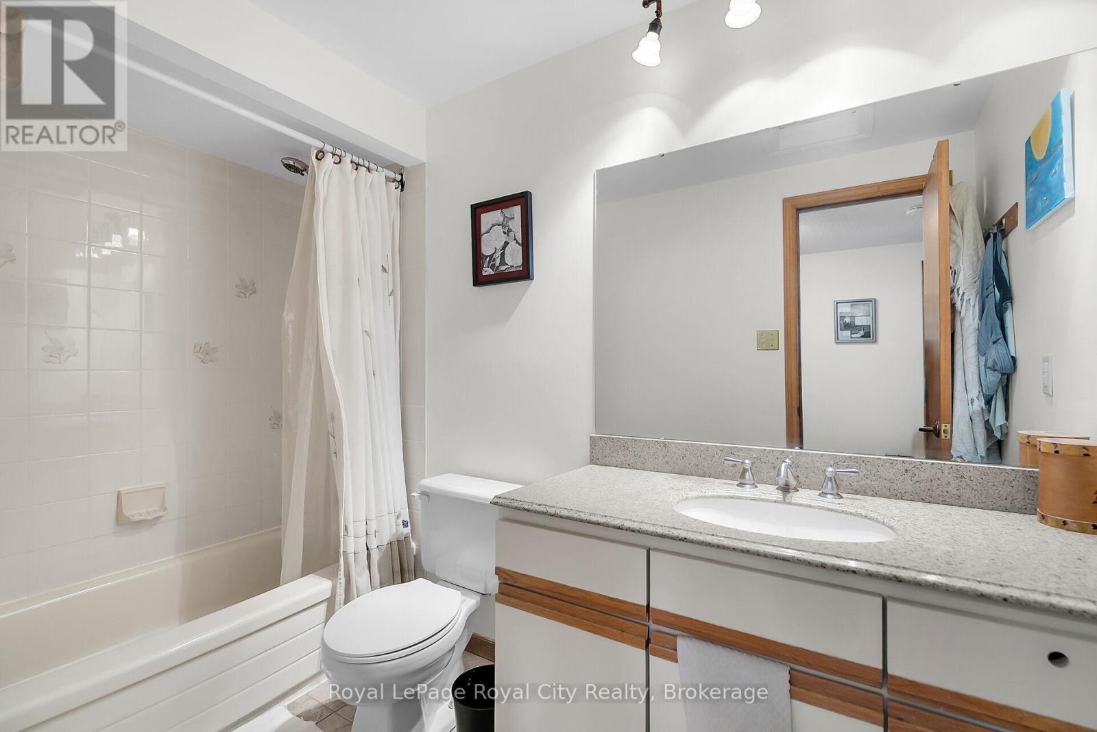 












18 SMART STREET

,
Guelph (Kortright West),




Ontario
N1G4L4


