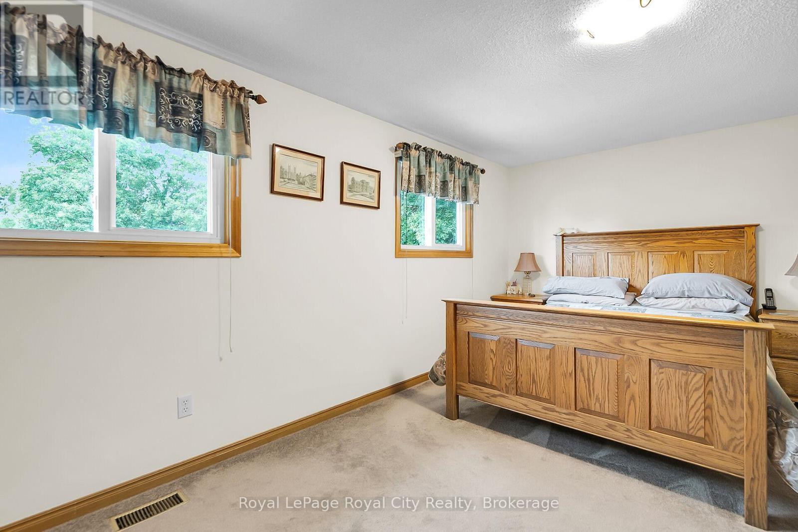 












18 SMART STREET

,
Guelph (Kortright West),




Ontario
N1G4L4


