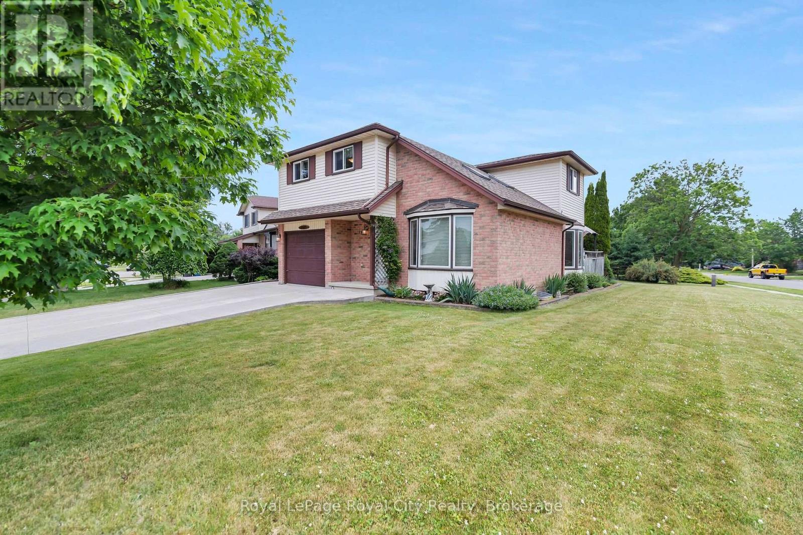 












18 SMART STREET

,
Guelph (Kortright West),




Ontario
N1G4L4

