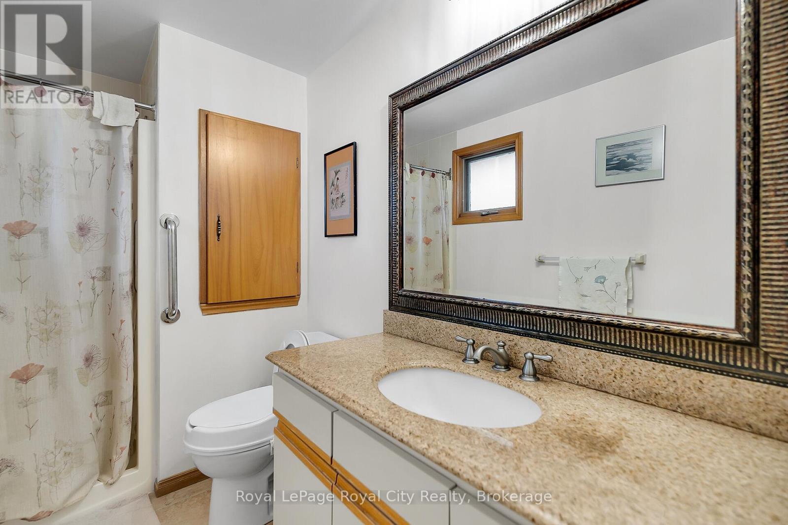 












18 SMART STREET

,
Guelph (Kortright West),




Ontario
N1G4L4

