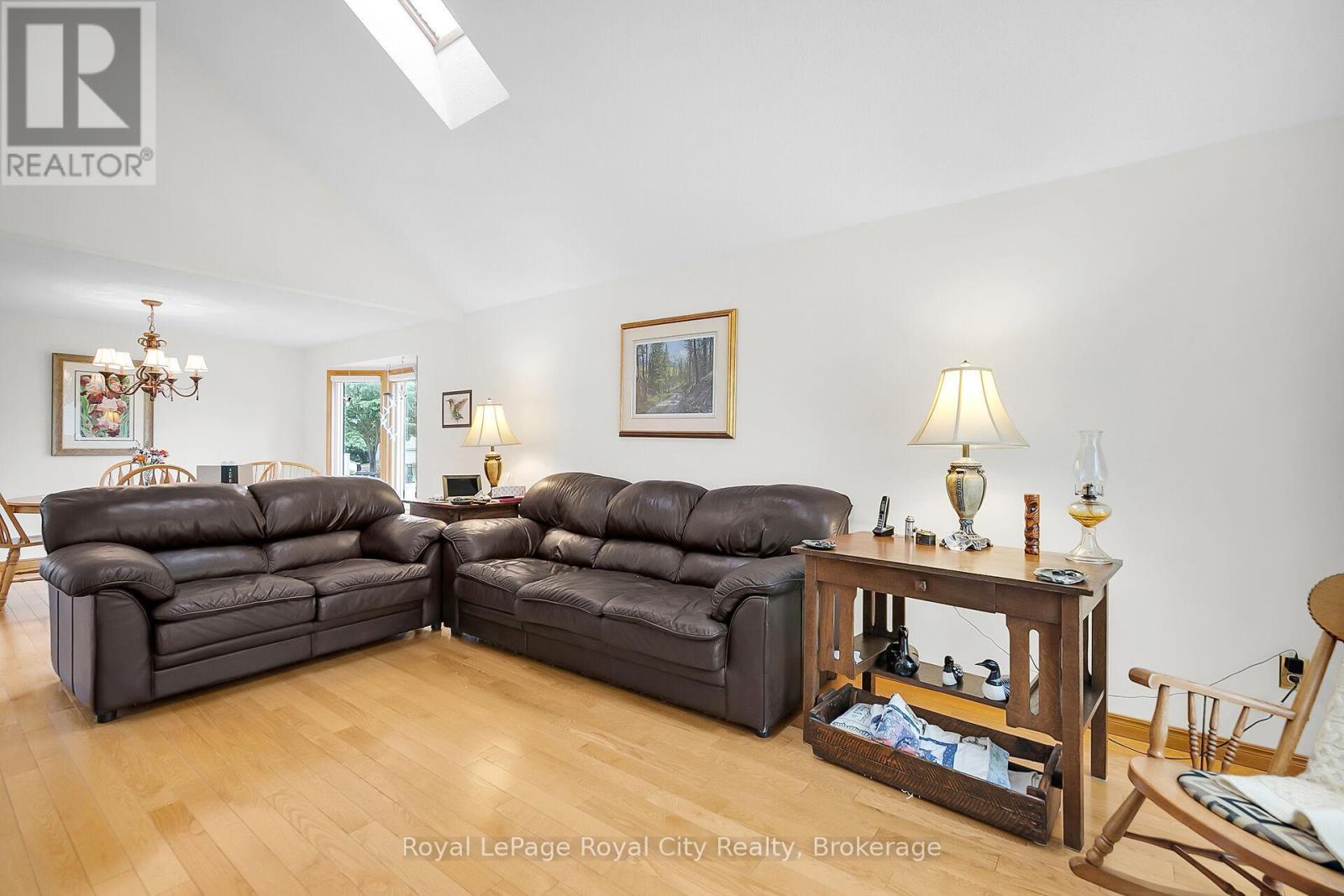 












18 SMART STREET

,
Guelph (Kortright West),




Ontario
N1G4L4

