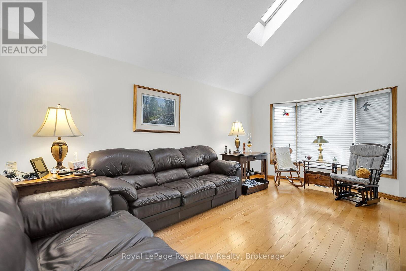 












18 SMART STREET

,
Guelph (Kortright West),




Ontario
N1G4L4

