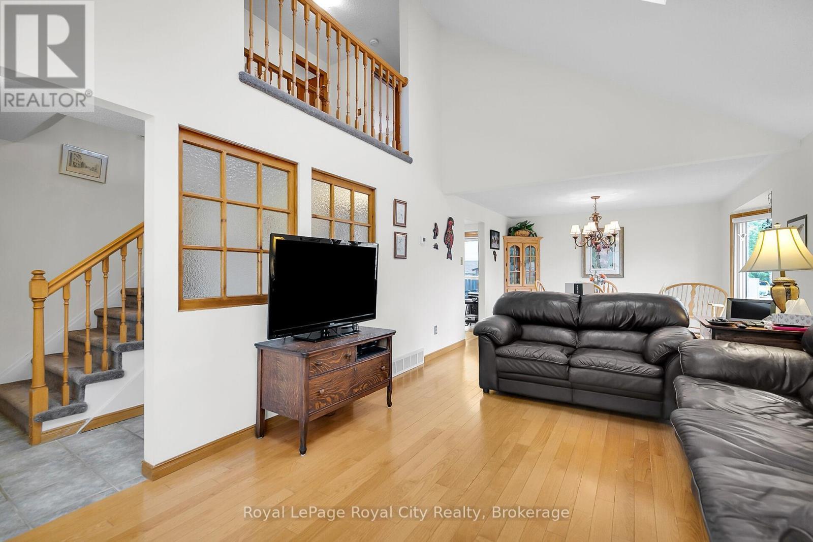












18 SMART STREET

,
Guelph (Kortright West),




Ontario
N1G4L4

