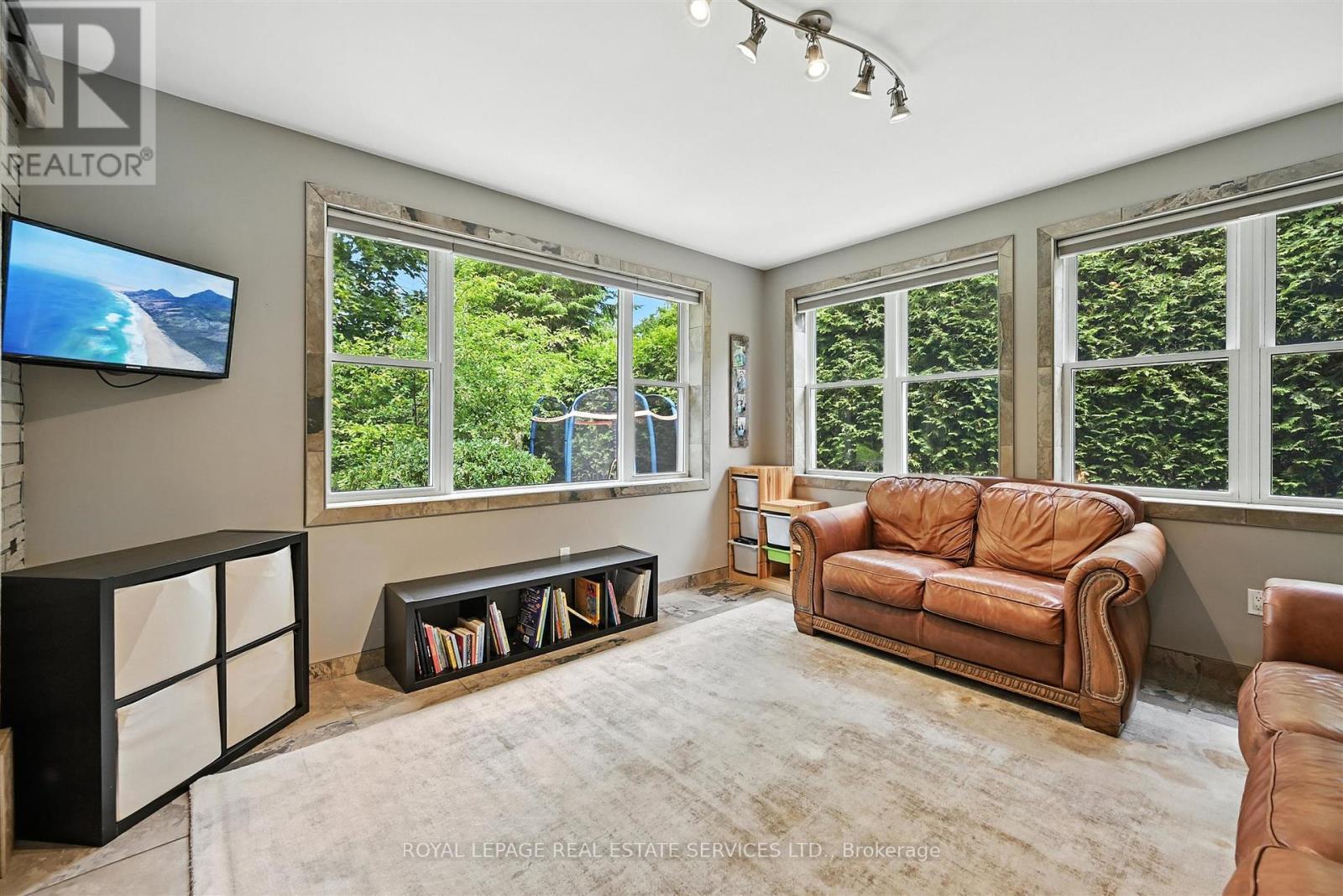 












4240 DUNVEGAN ROAD

,
Burlington,




Ontario
L7L1P8

