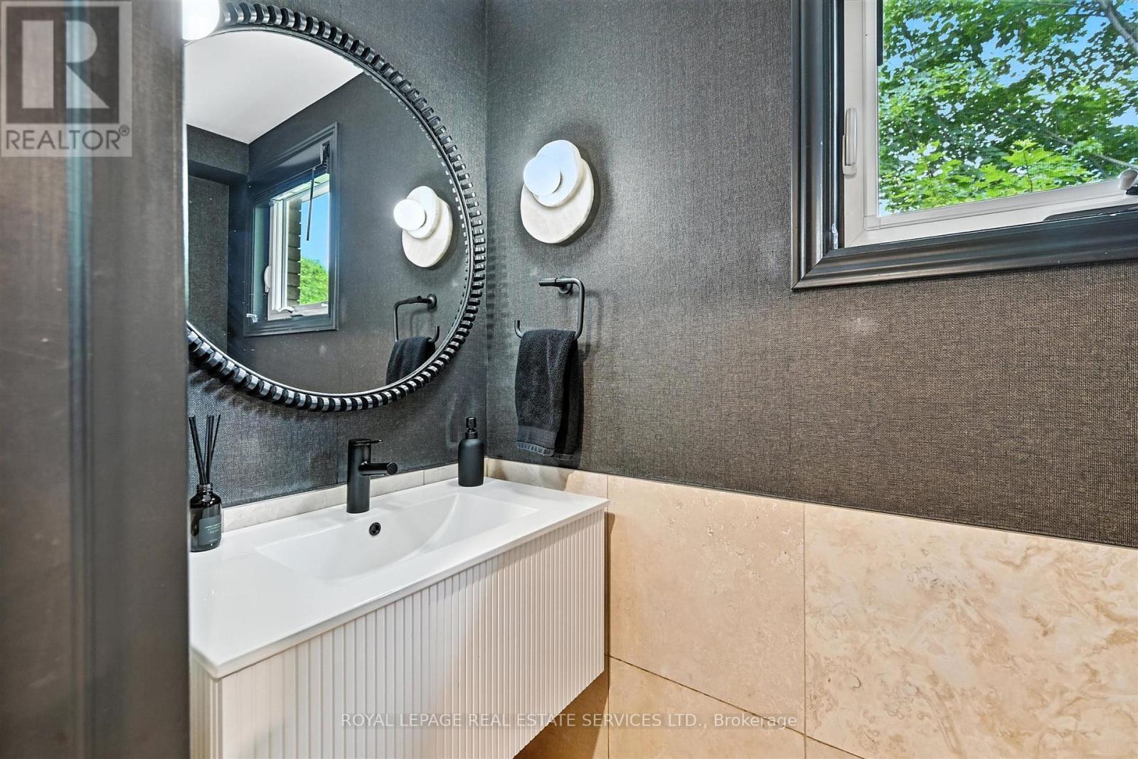 












4240 DUNVEGAN ROAD

,
Burlington,




Ontario
L7L1P8

