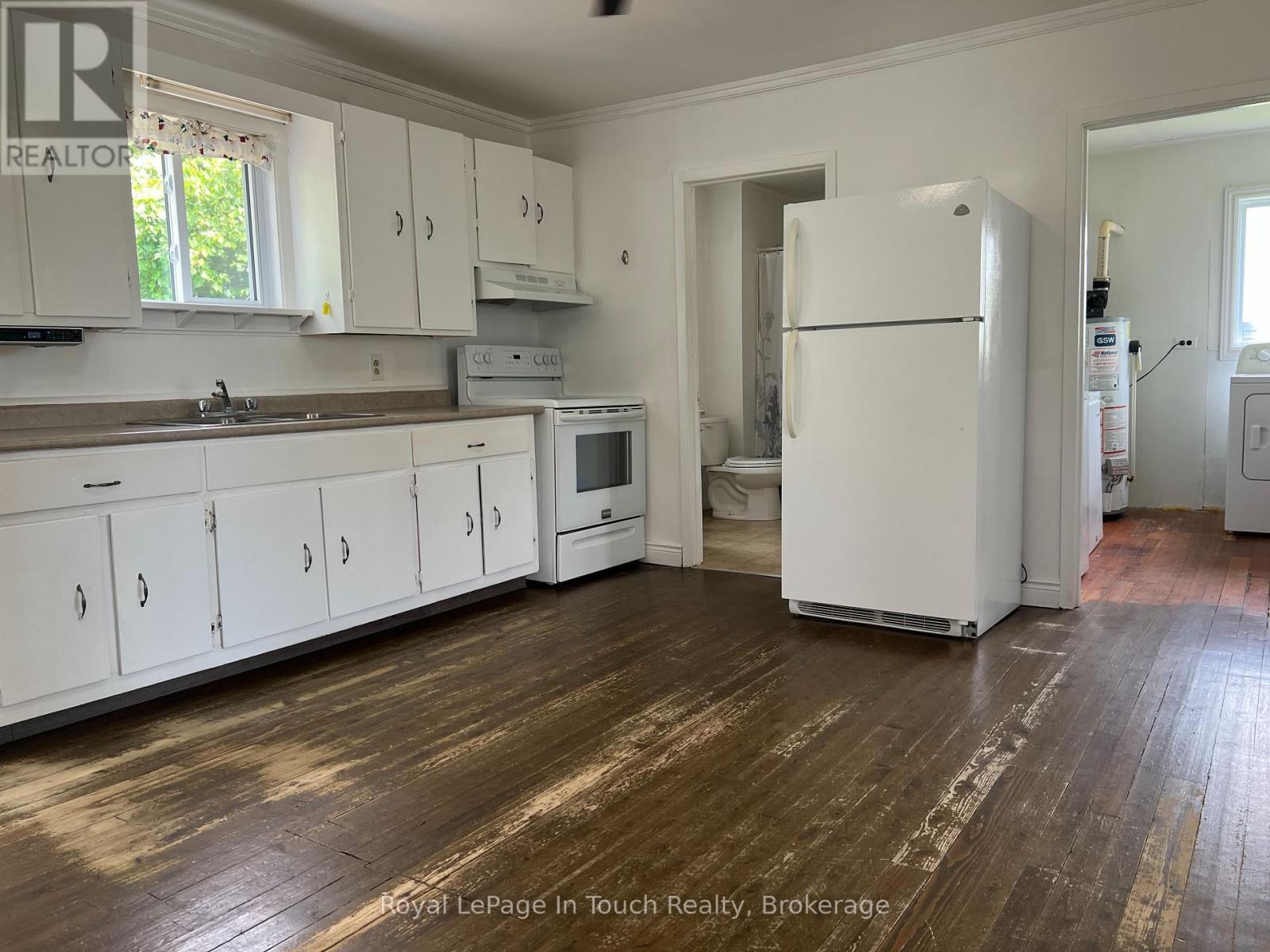 












11 EDWARD STREET

,
Penetanguishene,




Ontario
L9M1L1

