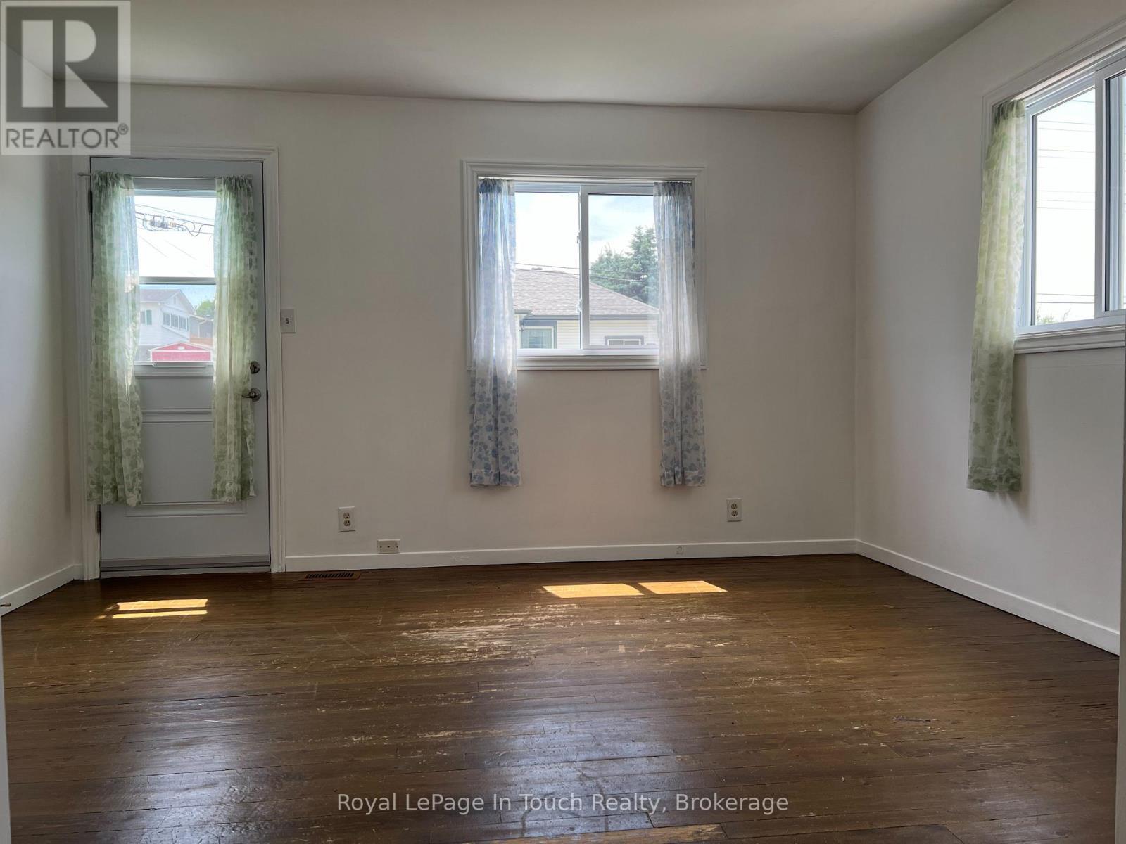 












11 EDWARD STREET

,
Penetanguishene,




Ontario
L9M1L1

