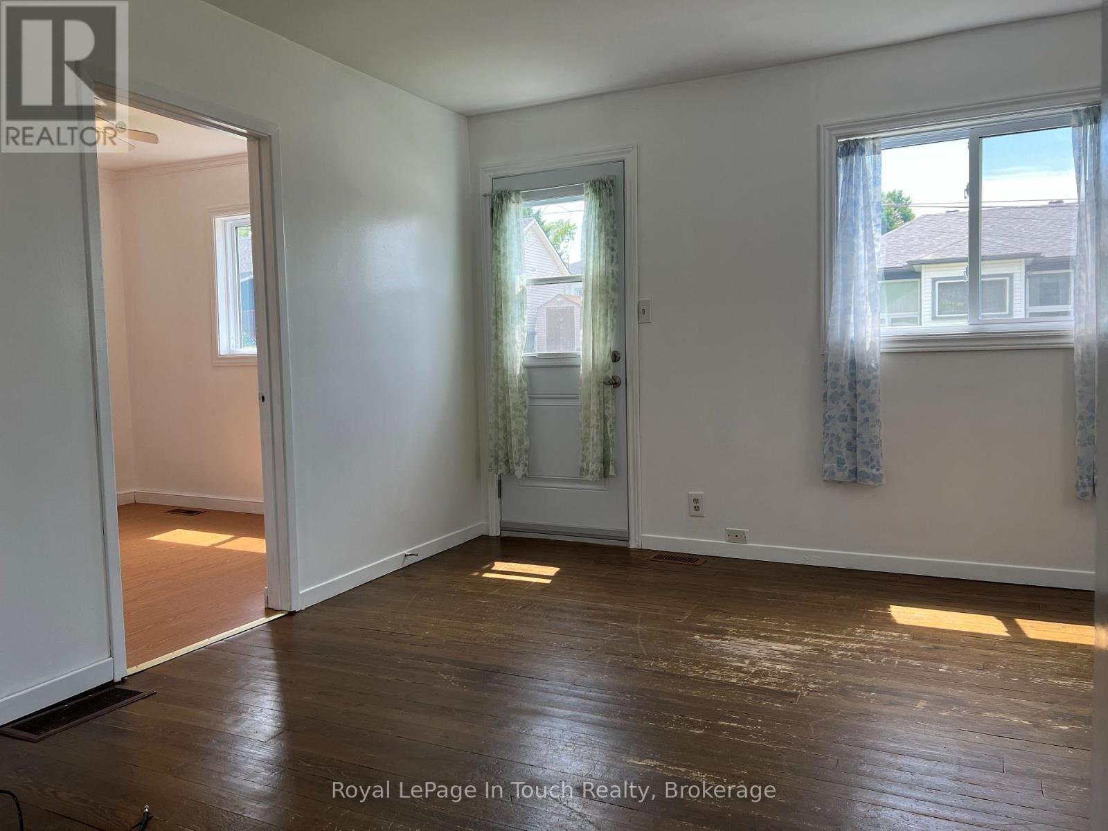 












11 EDWARD STREET

,
Penetanguishene,




Ontario
L9M1L1

