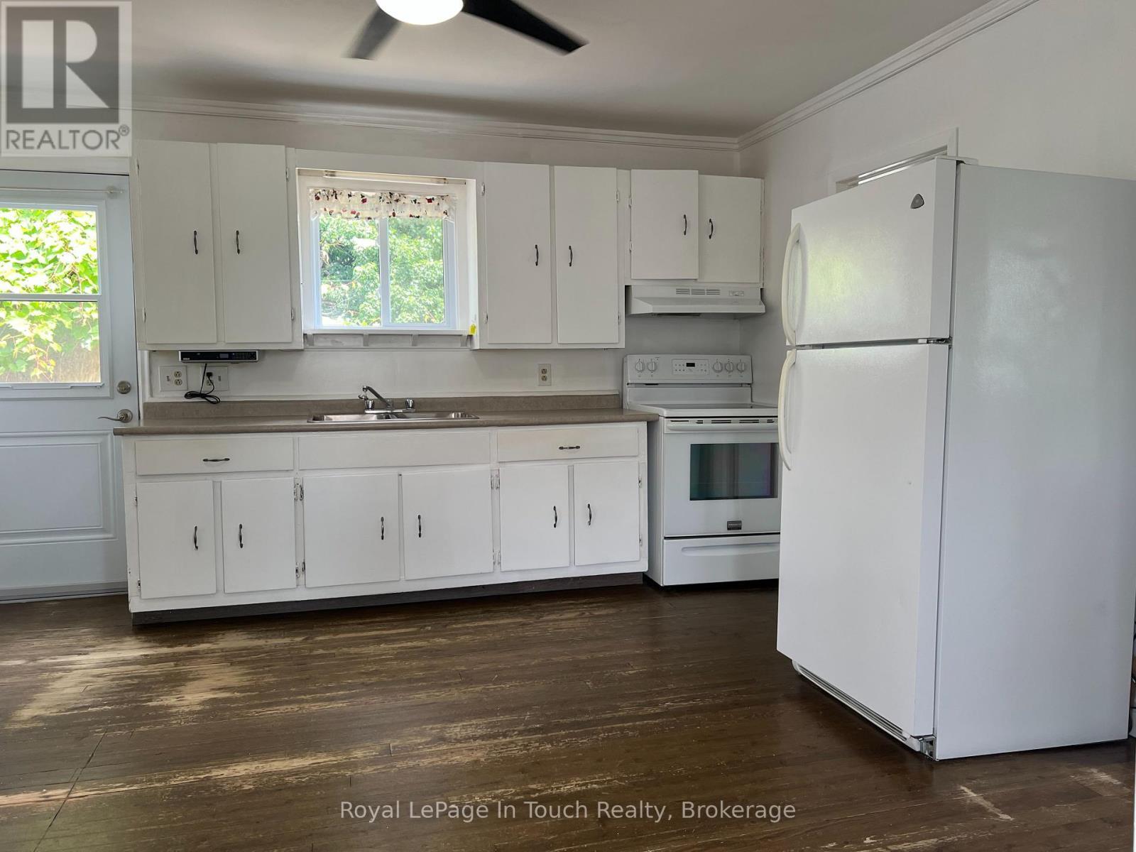 












11 EDWARD STREET

,
Penetanguishene,




Ontario
L9M1L1

