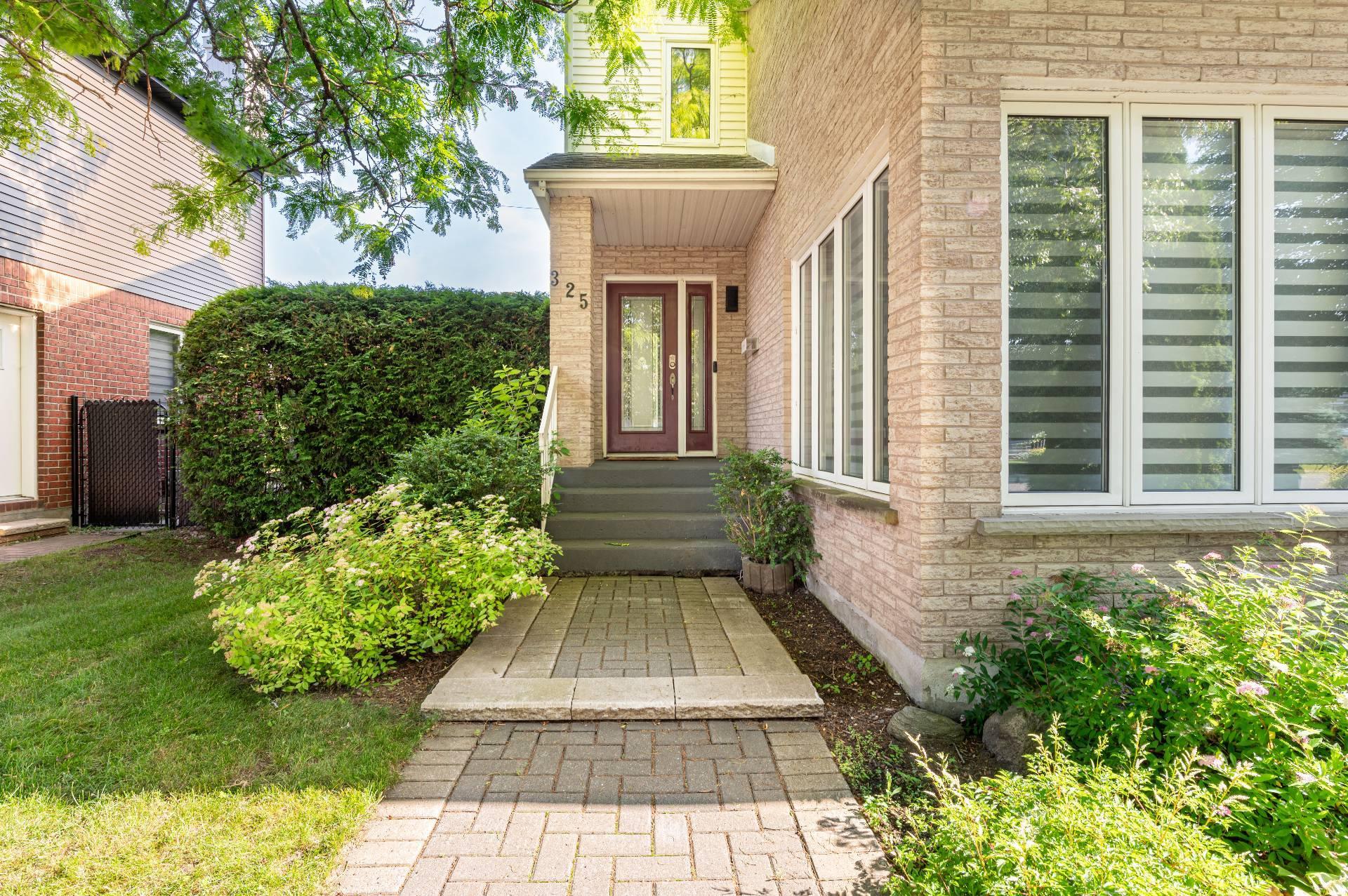 









325


Rue Gouin

,
Saint-Bruno-de-Montarville,




QC
J3V6C8

