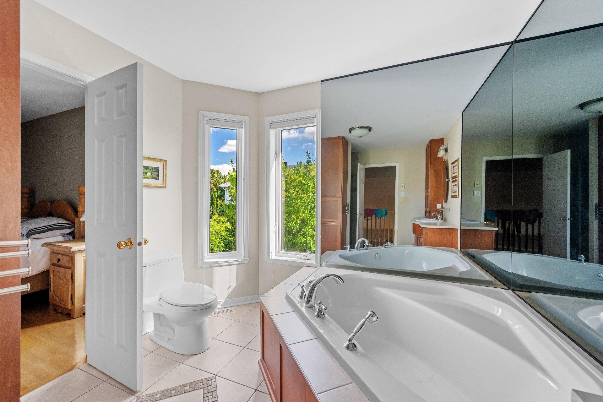 









325


Rue Gouin

,
Saint-Bruno-de-Montarville,




QC
J3V6C8

