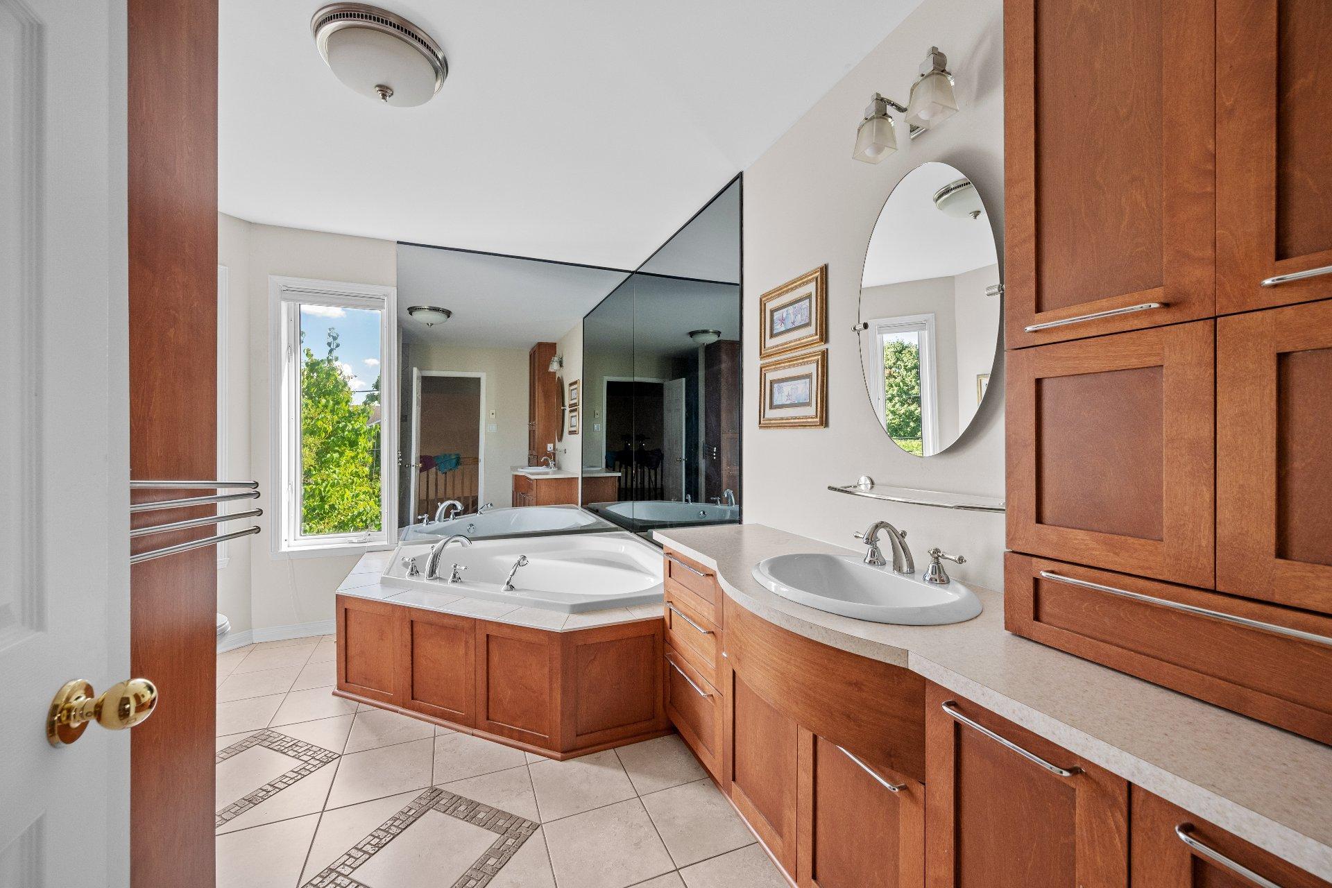 









325


Rue Gouin

,
Saint-Bruno-de-Montarville,




QC
J3V6C8

