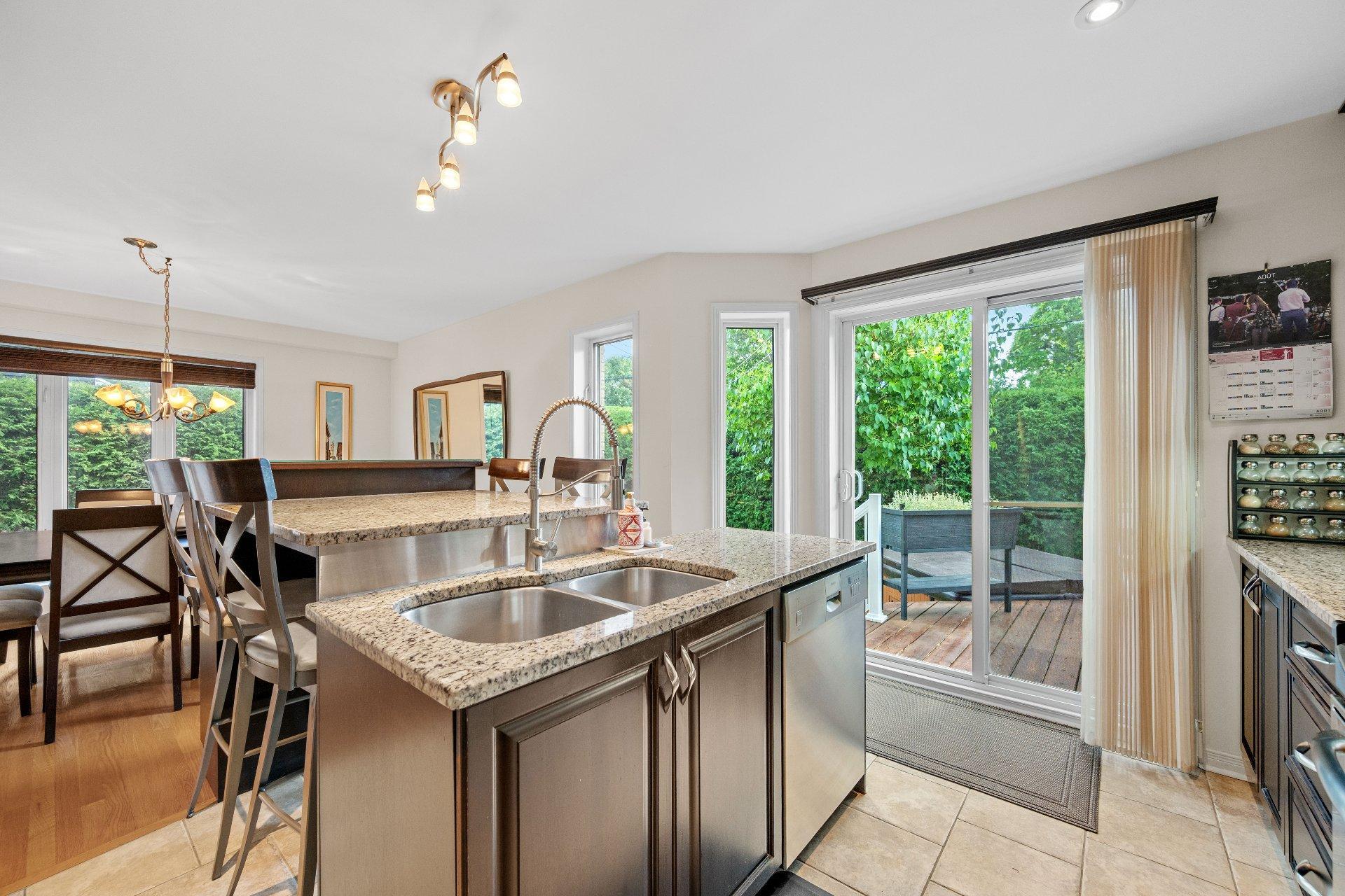 









325


Rue Gouin

,
Saint-Bruno-de-Montarville,




QC
J3V6C8

