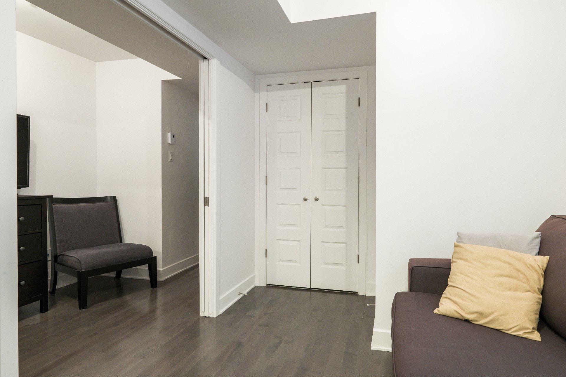 









5780B


Av. Parkhaven

,
Côte-Saint-Luc,




QC
H4W1X9

