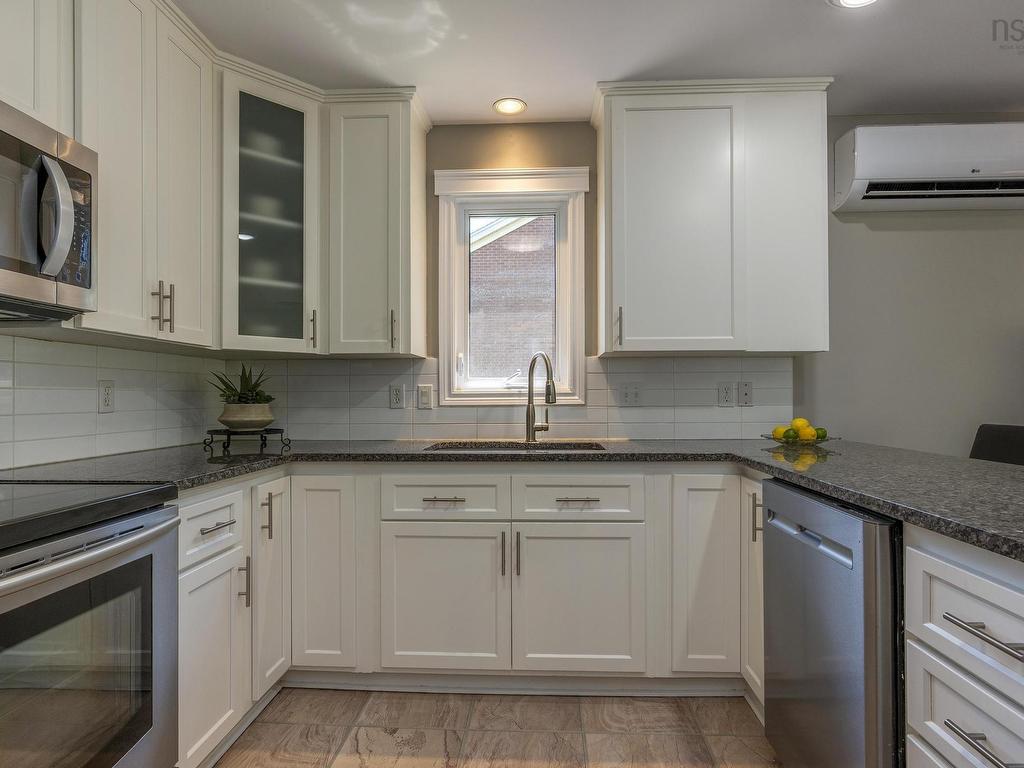 












74 Lakeshire Crescent

,
Cole Harbour,




NS
B2V 2N7

