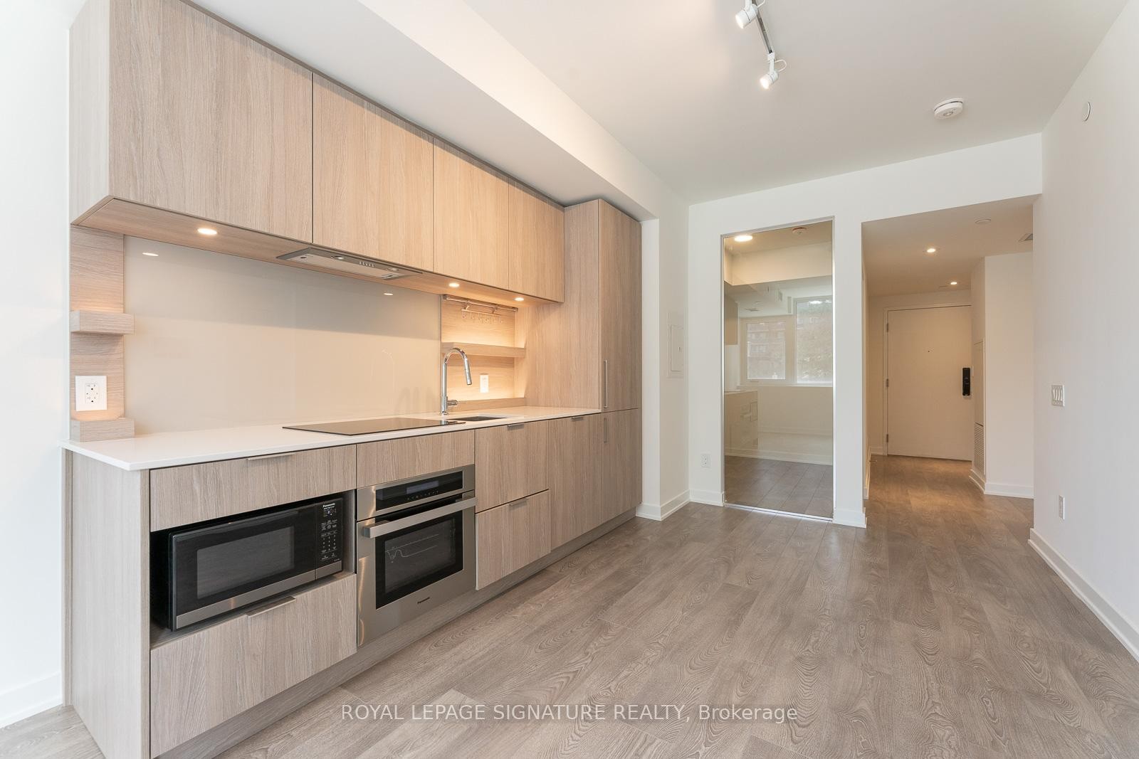 









28


Ann

Street, 215,
Mississauga,




ON
M3C 0H5

