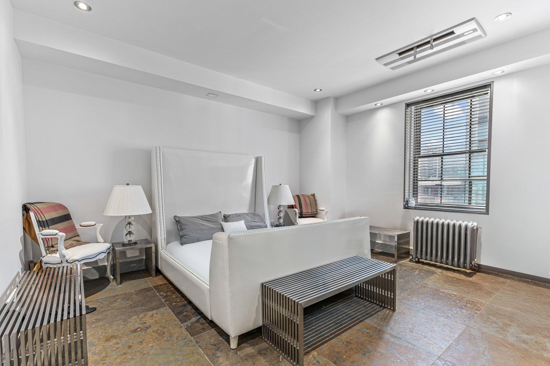 









1321


Rue Sherbrooke O.

, B51,
Montréal (Ville-Marie),




QC
H3G1J4

